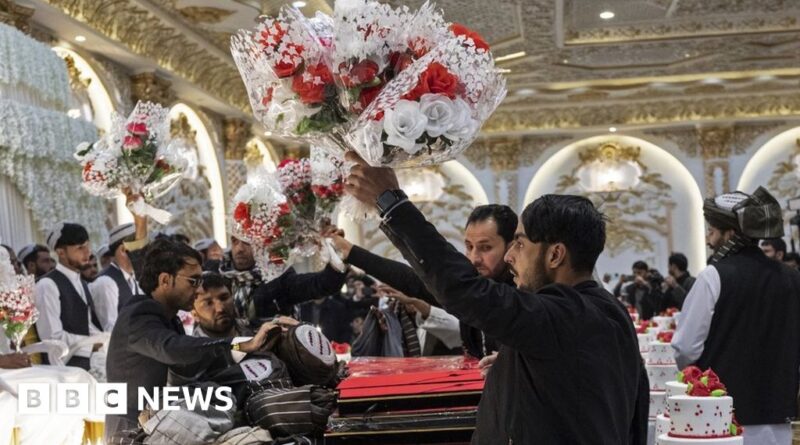 Afghan couples marry in mass ceremony in bid to cut costs