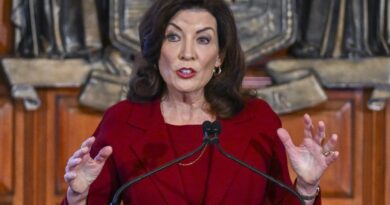 Blow to labor as New York Gov. Kathy Hochul vetoes bill to ban noncompete agreements, citing search for 'right balance'