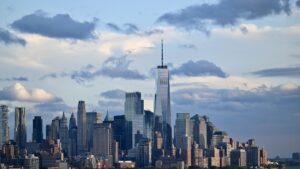 Manhattan median rent falls for the first time in over two years