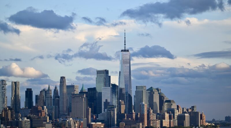 Manhattan median rent falls for the first time in over two years