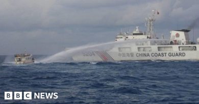 South China Sea: Philippine and Chinese vessels collide in contested waters