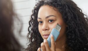 This ‘Skin Spatula’ Is *the* Most Satisfying Way To De-Gunk Your Pores—Here's Why