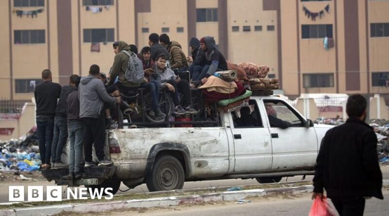 Thousands of Palestinians flee central Gaza as Israeli troops advance