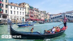 Venice to ban large tourist groups and loudspeakers