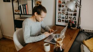 Watch out for 3 red flags before taking advice from a financial influencer