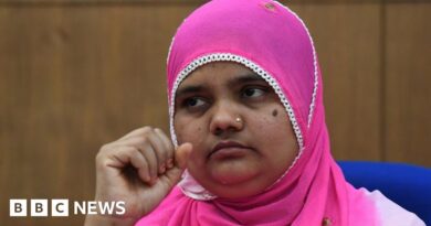 Bilkis Bano: India Supreme Court cancels release of 2002 riots rapists