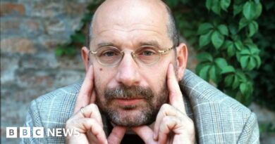 Boris Akunin: Russia designates author ‘foreign agent’