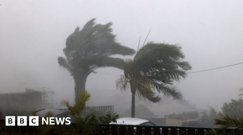 Cyclone Belal: Flooding as storm hits Réunion and heads for Mauritius