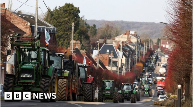 France protests: Farmers block major roads around Paris over falling incomes