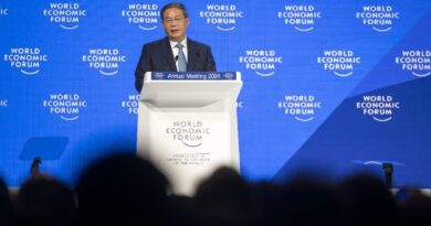 In Davos, Chinese premier takes aim at trade 'barriers'