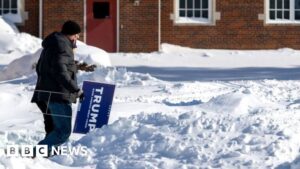 Iowa caucuses: Republican rivals make last-ditch bids to cut Trump's lead