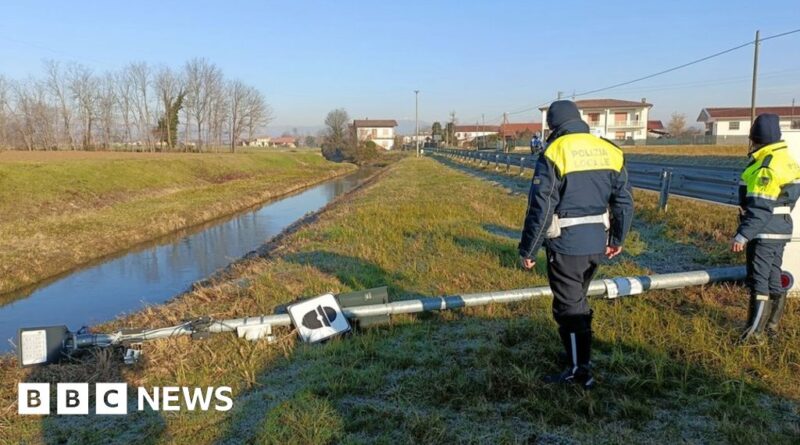 Italian net closes in on 'Fleximan' - vigilante destroyer of speed cameras