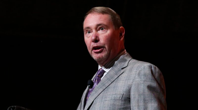 Jeffrey Gundlach says all the 'Goldilocks' talk makes him nervous, thinks recession still likely