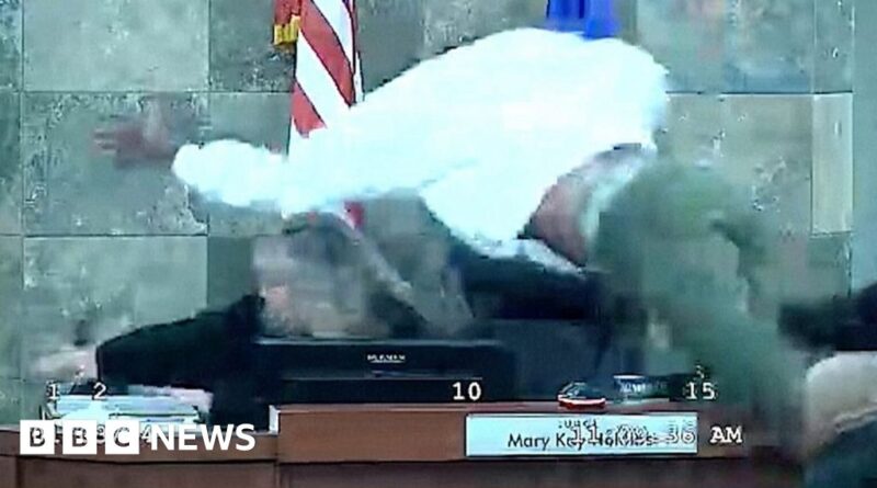 Man leaps over US courtroom bench to attack judge