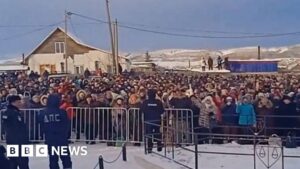 Russia protest: Crowds clash with riot police as activist jailed