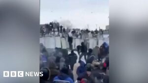 Watch: Crowds throw snowballs at police in Russia