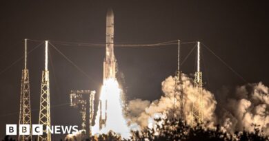 'Lift off!' - Watch moment rocket launches towards the Moon