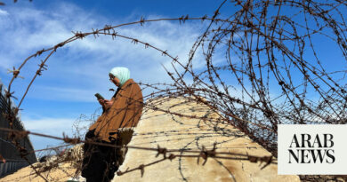 Desperate for news, Gazans struggle with mobile network