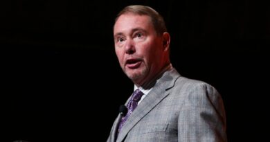 DoubleLine's Jeff Gundlach warns that stocks are as 'overvalued' as early 2022