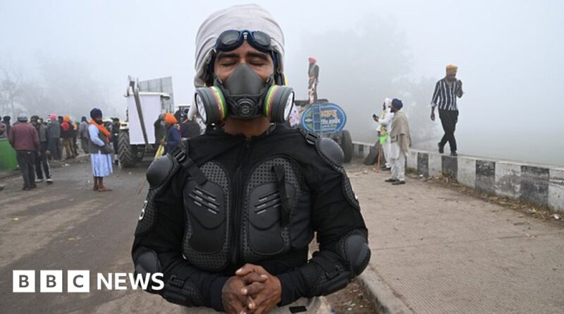 Farmers' protest: India police fire tear gas at protesting farmers on Delhi march