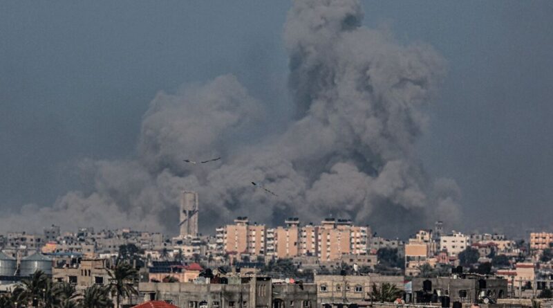 Israel pounds Gaza as US vetoes UN truce resolution