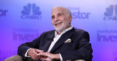 JetBlue shares jump 15% as activist Carl Icahn reports stake and calls shares undervalued