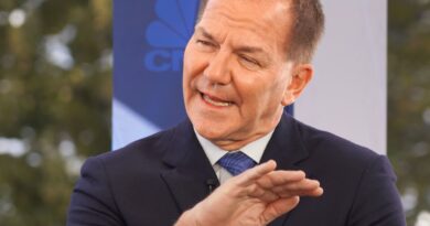 Paul Tudor Jones says the U.S. economy is on an 'unsustainable' path, threatening markets