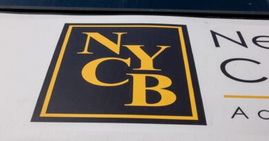 Shares of NYCB fall 18% after bank discloses 'internal controls' issue, CEO change