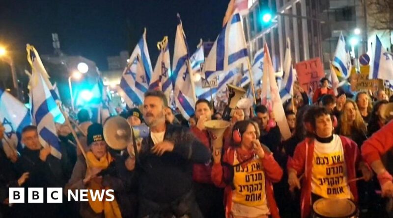 Tel Aviv protesters call on Netanyahu to resign