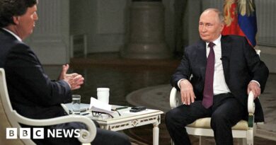 Tucker Carlson: Putin takes charge as TV host gives free rein to Kremlin