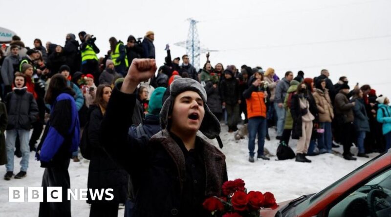 Alexei Navalny: Hundreds chant defiance as they bid farewell to Navalny