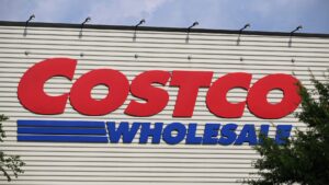 Costco holiday-quarter revenue expectations despite online growth
