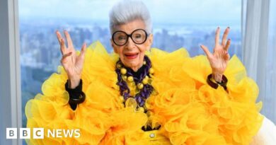 Iris Apfel: US fashion designer dies aged 102