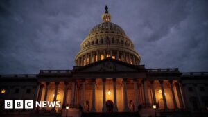 US lawmakers vote to avert government shutdown