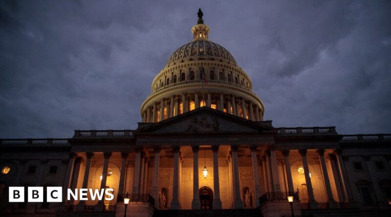 US lawmakers vote to avert government shutdown