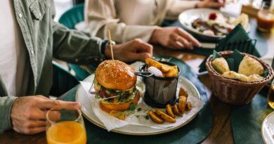 4 things you should never order in front of your boss or coworkers, according to an etiquette expert