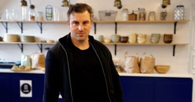 Airbnb CEO Brian Chesky lays out the 3 key differences between founders and managers