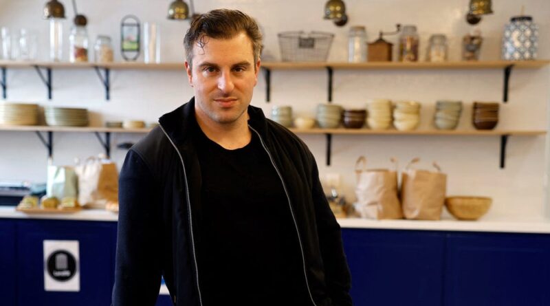 Airbnb CEO Brian Chesky lays out the 3 key differences between founders and managers