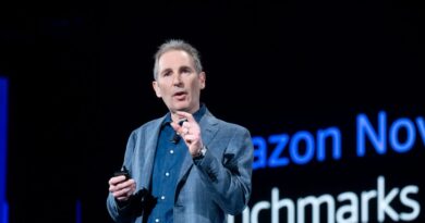 Amazon revamps pay structure to favor 'consistently high-performing' employees