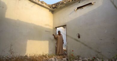 Displaced Syrians leave camps to pitch tents near destroyed homes