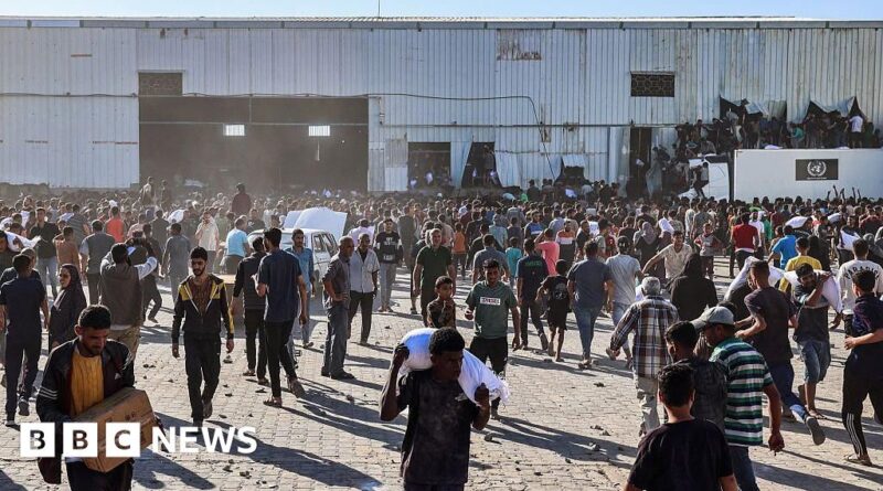 Gaza warehouse broken into by 'hordes of hungry people' says WFP