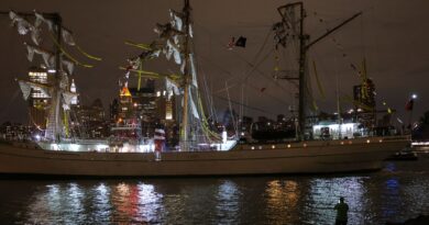 Mexican Navy ship crashes into New York’s Brooklyn Bridge, 19 injured