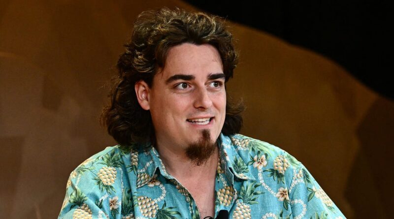 Palmer Luckey is in a 'B Boys Club' group chat. There's only one accomplishment that scores you an invite.