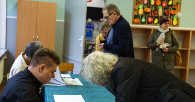 Poland votes in tight presidential election
