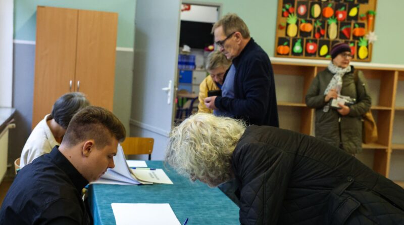 Poland votes in tight presidential election