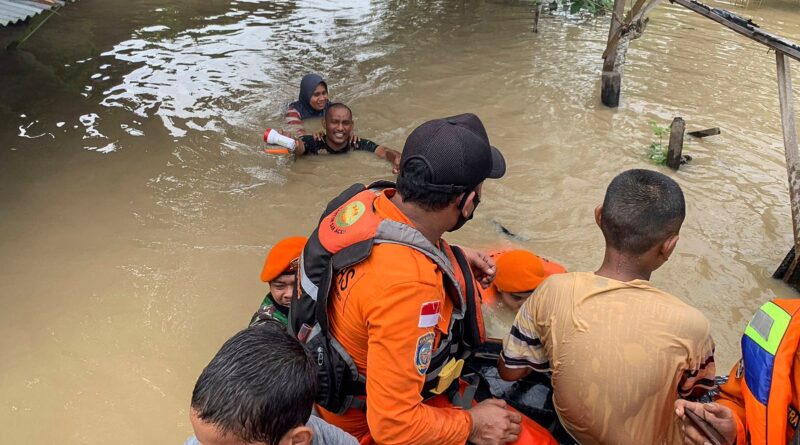 Rains halt search for gold miners after deadly Indonesian landslide