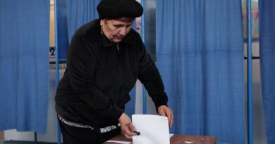 Romanians cast ballots in tense presidential run-off