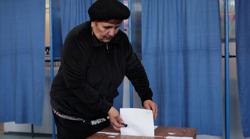 Romanians cast ballots in tense presidential run-off