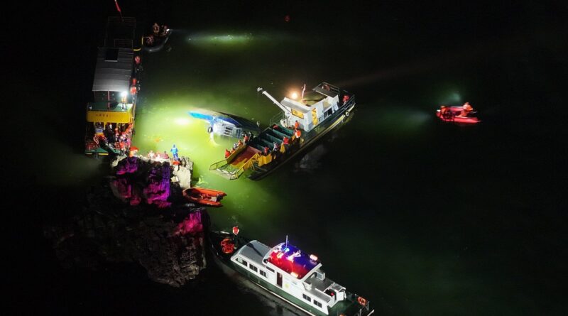 Storm kills 10 in China as tourist boats capsize