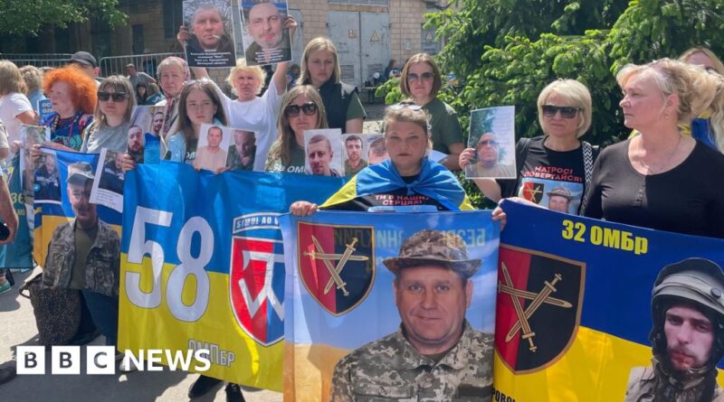 Ukraine and Russia exchange 780 soldiers and civilians in biggest swap